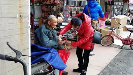 天冷人心暖！梅城八旬老人摔倒，热心店家倾力相助