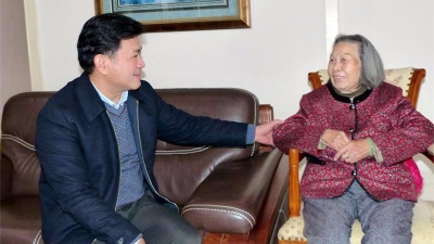 钟光灵书记看望杨秀兰女士，送上新春祝福