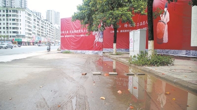 路过请当心！梅城一路段积满污水和淤泥，可致人滑倒