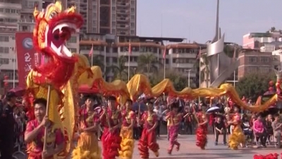 龙狮献瑞贺新春 兴宁近千市民欢聚明珠文化广场