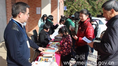 区图书馆到长沙镇开展“我们的中国梦”文化进万家活动