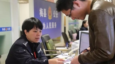 排长龙办出入境证件？民警蜀黍提醒返乡人员可省内就近办理
