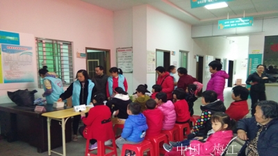 长沙镇组织开展“关爱留守儿童 免费健康体检”活动