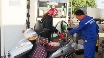 注意！油站员工在加油机旁推销APP扫二维码系违规行为