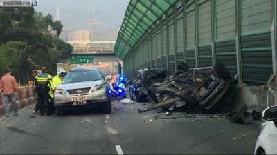 香港一嫌疑车辆为逃避交警追截，致多车相撞2死4伤
