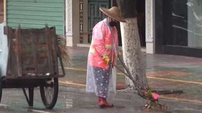 蕉岭组织慰问组看望慰问一线环卫工人