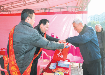 人行梅州支行在梅城开展反假货币宣传活动