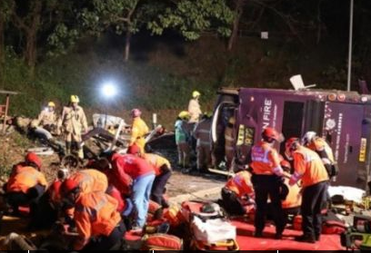 香港一辆双层巴士失事侧翻 死亡人数增至19人