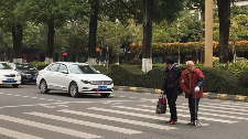 斑马线前你刹不刹车？快来看这两位司机的“选择”