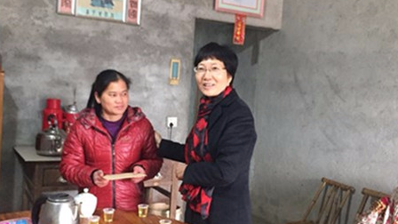 五华县妇联开展节前走访慰问单亲特困母亲活动