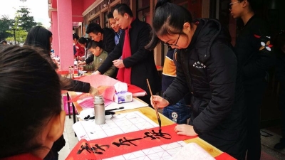 见闻丨习书少年写春联送市民