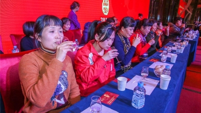 迎新春白酒品鉴活动举行 品酒爱好者体验客家白酒魅力
