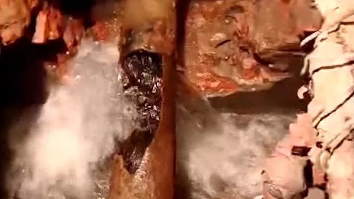 兴宁城区水管爆裂路面渗水 自来水公司紧急抢修