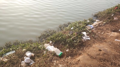 钓鱼一时爽，河岸垃圾场！梅城东山桥下河堤很“受伤”