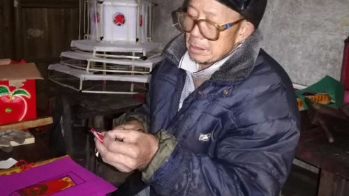五华长布年近八旬老翁盼传承花灯手艺