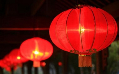 丰顺县城各主要干道大红灯笼高挂  新春年味渐浓