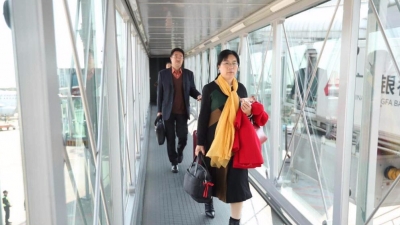 首批住粤全国政协委员启程赴京