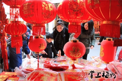 红红火火迎新年！梅城江北老街节庆商品“旺”销