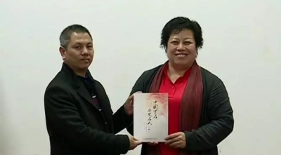 李建辉博士为虎山中学捐赠稿费和书籍