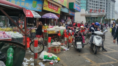 梅城黄塘医院门口摊贩占道,乱摆乱卖现象何时了?