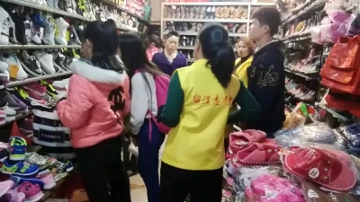 见闻丨志愿者带贫苦儿童上街买新衣