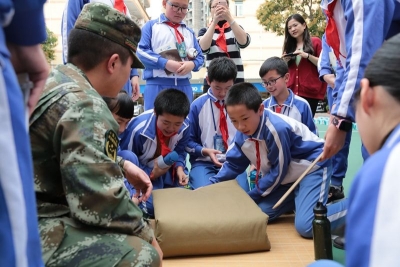 鸿都小学师生代表参加警营开放日 “零距离”体验军旅生活