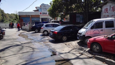 曝光！梅城东山大道部分洗车店占用人行道洗车
