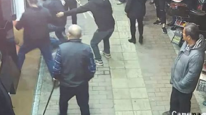 被人碰下很不爽 叫人帮忙一顿打！五华这女子闯祸了