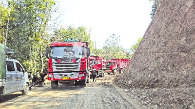 货车碾压致道路受损，村民出行不便堵路阻车辆进出！事发梅县南口
