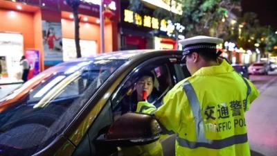 丰顺交警直播夜查酒驾，两名“酒驾”人员被查处