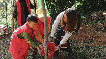 教育周刊丨兴宁市少年宫开展亲子植树公益活动