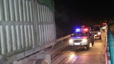 大埔警方联合整治超载货车 一晚上14辆大货车被查！