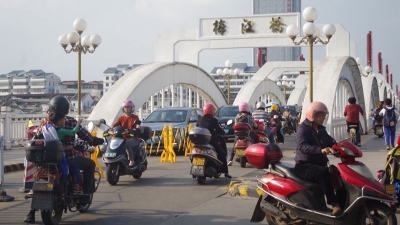 增设隔离栏防止车辆逆行，梅江桥到底该怎么走?