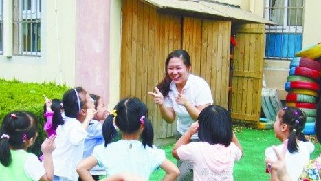 刘焱委员：提高幼儿园教师地位待遇 让他们有职业自豪感