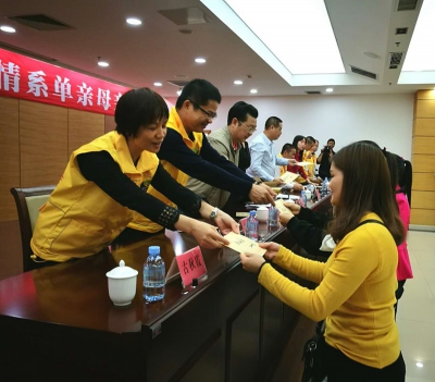 点赞！兴宁善小助学协会“三八”节前为单亲母亲送爱心