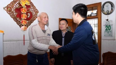 五华古稀老人上楼梯摔伤，民警及时背下楼送医