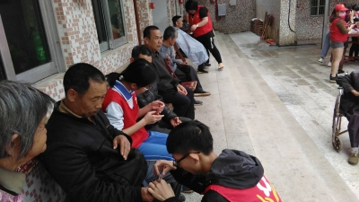 爱心人士慰问石坑镇敬老院老人