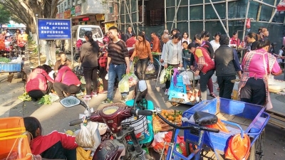 商贩无视警示牌 人民北路占道乱象屡禁不止