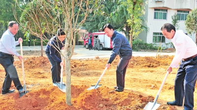 谭君铁率队参加义务植树，号召全社会投身“绿满梅州”大行动