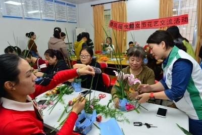 梅江区江南街道家综中心：三八妇女节到了，来交流怎么插花！
