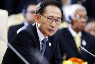李明博首次受讯 否认主要指控