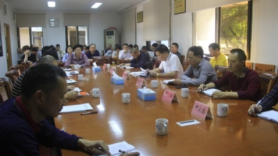 兴宁市府办召开全办干部职工会议 学习两会及专题学习班精神