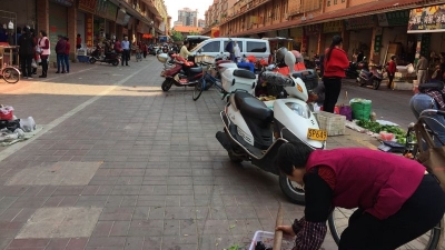 梅县龙子岗街出怪事：停车线上不停车，马路上杀鱼卖菜