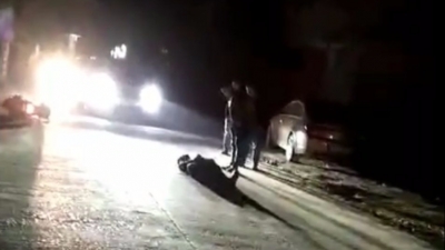 丰顺一老人骑摩托摔倒在街头 三路人义不容辞伸出援手