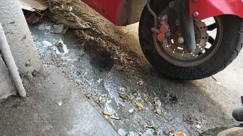 不卫生！江北中山街现多处污水淤积