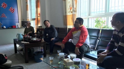 梅江区经信局到挂钩社区（村）指导“巩卫”工作