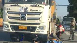 梅城城西高速出口搅拌车与摩托相撞，一名中学生身亡