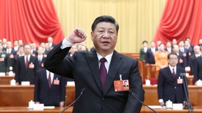 新当选的国家主席、中央军委主席习近平进行宪法宣誓