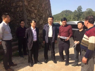 熊锋松到大埔高陂镇银滩村督导新农村示范村建设工作