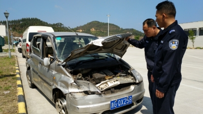 毒驾男高速遇事故，被高速交警搜出一批疑似毒品